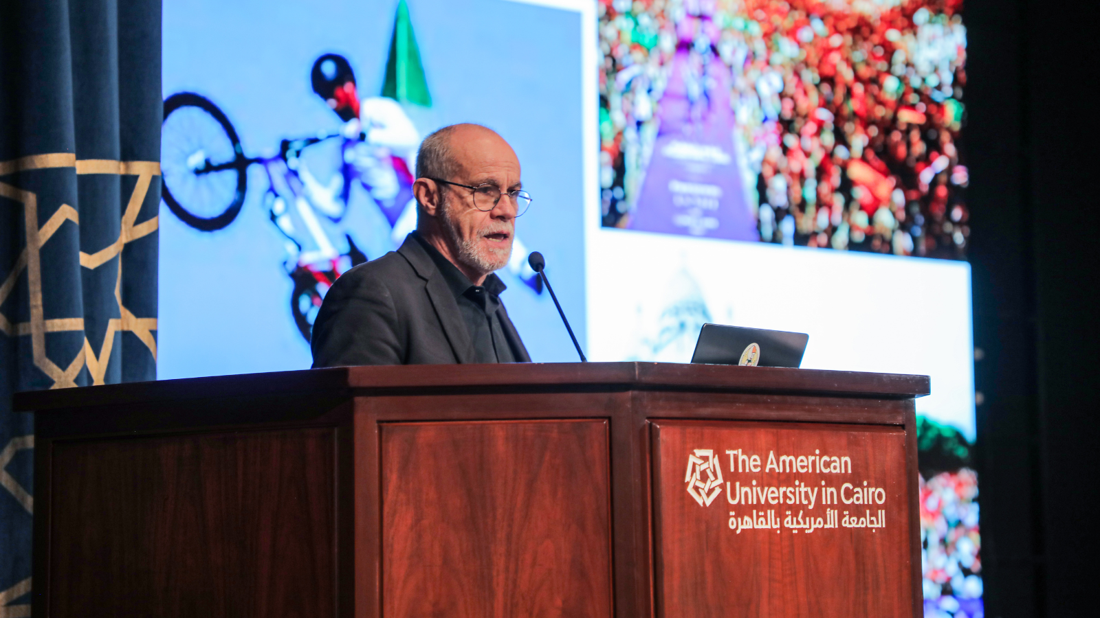 Carlos Moreno speaks at an AUC podium onstage.