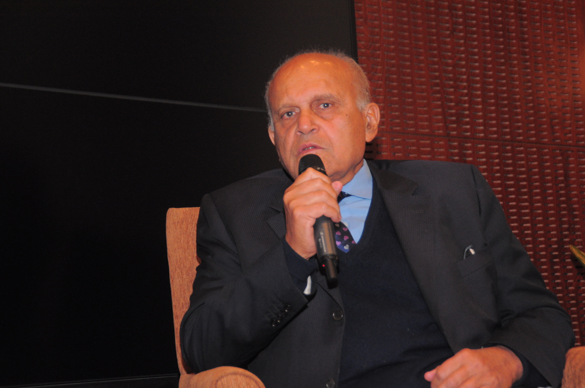 Sir Magdi Yacoub received a Global Impact Award from AUC in 2015, when he also came to AUC for a collaborative partnership between the University and the Magdi Yacoub Heart Foundation