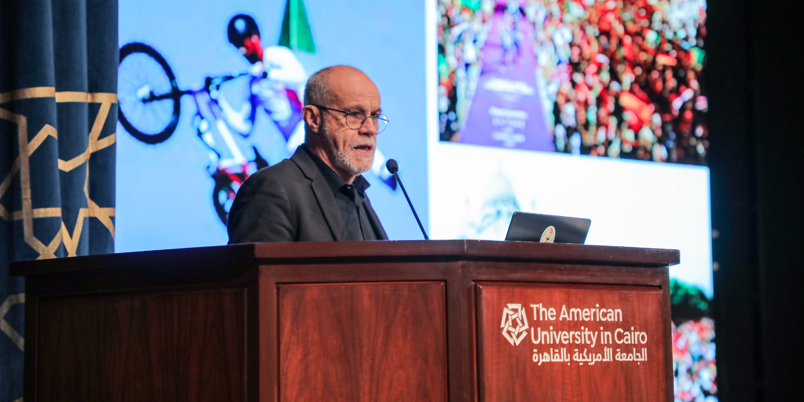 Carlos Moreno speaks at an AUC podium onstage.